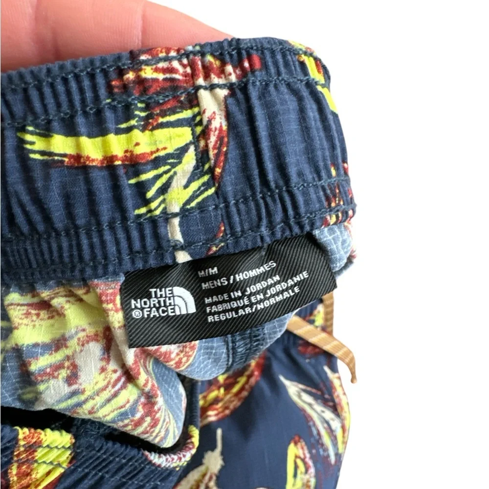 The North Face Men’s Athletic Shorts Size Medium Fishing Lure‎ Logo Shorts
